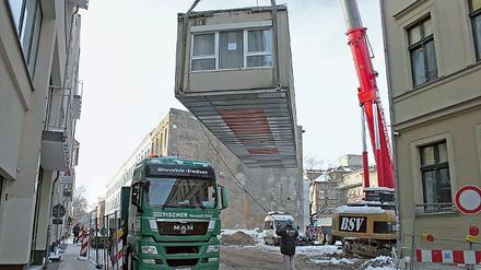Baufreiheit fürs Krankenhaus: Trotz ungewisser Förderung reißt St. Josefs in der Zimmerstraße ab. Den Container bekommt die Björn-Schulz-Stiftung.