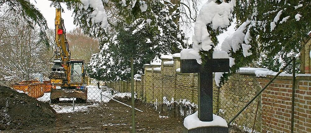 Baggern am Welterbe: Dank der Welterbe-Millionen des Bundeswirtschaftsministeriums wird seit Montag dieser Woche am Friedhof Bornstedt gearbeitet.