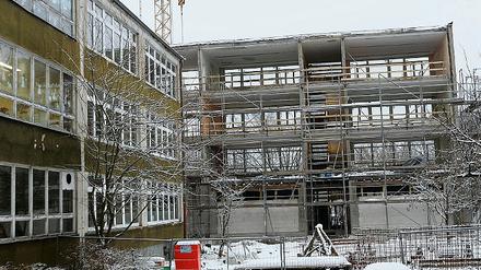 Entkernt. Die Sanierung der Rosa-Luxemburg-Schule ist bereits in vollem Gange.