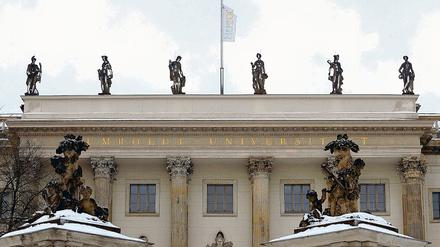 Sandstein auf Abruf. Vier der aus Potsdam stammenden Figuren auf dem Dach der Berliner Humboldt-Universität.