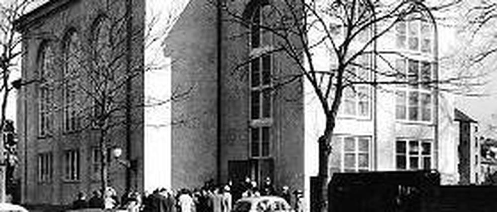 Gottesdienst im modernen Gewand. Pastor Michael Lefherz (l.) und Gemeindemitglied Alfred Schaper im schlichten Betsaal der Baptistenkapelle. Am 6. März 1960 wurde das Gebäude eingeweiht (o. r.), erbaut aus den Ruinen der Kapelle des Großen Militärwaisenhauses (u. r.).