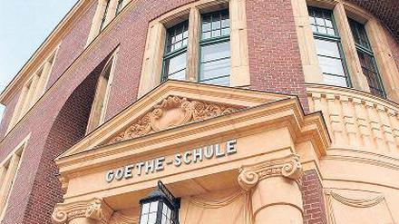 Verschlossen. Der Eingang der Goethe-Gesamtschule bleibt für Gymnasiasten vorerst verschlossen. Wie es weitergeht, darüber diskutiert heute die Schulkonferenz.