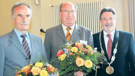 Verewigt. Oberbürgermeister Jann Jakobs (r.), sein Vorvorgänger Horst Gramlich und der erste Nachwende-Stadtpräsident Helmut Przybilski (v.l.).