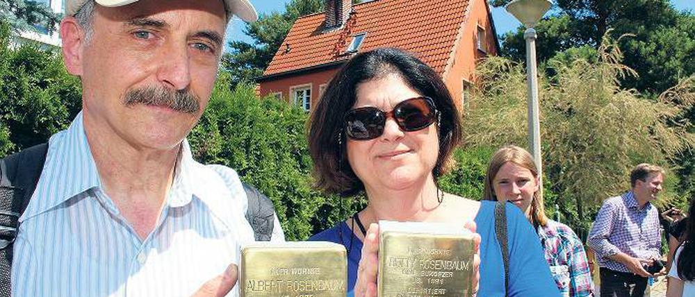 Steine im Weg des Vergessens: David Rosenbaum und Betty Shlomi mit den Stolpersteinen für ihre Großeltern.