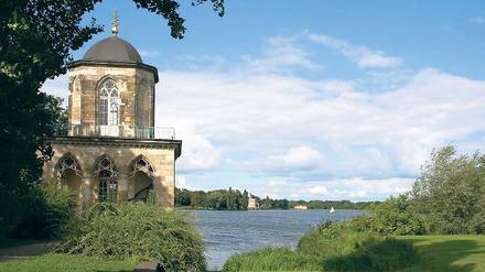 Bedrohte Idylle. Der Heilige See im Potsdamer Weltkulturerbe mit der Gotischen Bibliothek. Durch die Einleitung von verschmutztem Regenwasser sind die Fauna und Flora des See gefährdet.