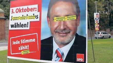 Provokation im Wahlkampf: Das große Jann Jakobs-Plakat an der Kreuzung Berliner Straße/ Nuthestraße ist in der Nacht zum Donnerstag mit Scharfenberg wählen-Logos überklebt wurden.