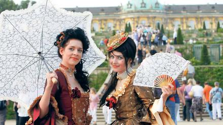 Bunter Sommer: Die Organisatoren der Schlössernacht wollen noch mehr Kostüme in den Park von Sanssouci bringen. Viele Barockfans werden ihnen  wie schon in der Vergangenheit  gern dabei helfen.