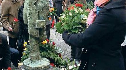 Politiker und Bürger legten gestern an der Skulptur Das Opfer von Wieland Förster Blumen und Kränze nieder.