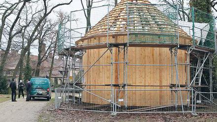 Das Borken- oder Eulenhäuschen im Neuen Garten ist wieder aufgebaut. Eine Nutzung ist jedoch nicht vorgesehen.