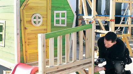 Kreatives aus Holz. Die Holzfachzentrum Potsdam GmbH präsentiert auf der PotsdamBau nicht nur Baustoffe, sondern auch eigene Produkte wie dieses Kinderspielhaus.
