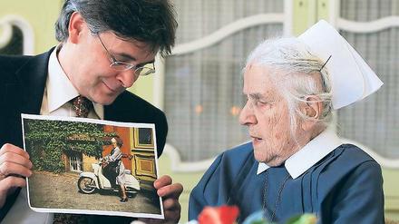 Erinnerung. Charlotte Lange blickt auf ihre Schwalbe. Matthias Fichtmüller gratuliert zum 100. Geburtstag.