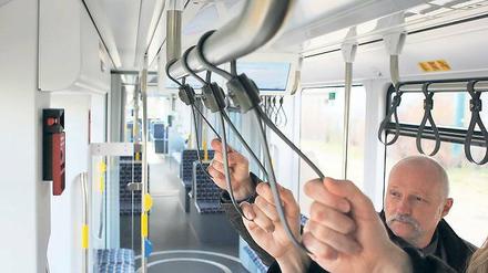 Mehr Laschen: Variobahn-Fahrgäste sollen sich bald besser festhalten können. Im Bild: ViP-Techniker Rainer Munack.