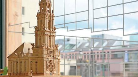 Projekt im Modell. Wenn die Stiftung Garnisonkirche genug Spenden zusammenbekommt, soll der Turm des Gotteshauses 2017 wieder an seinem Platz in der Breiten Straße stehen. Der Wiederaufbau der ganzen Kirche kostet 100 Millionen Euro.