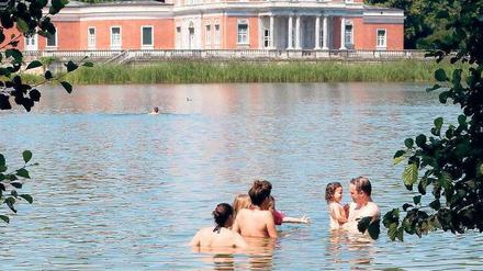 Baden im Heiligen See: Das Gesundheitsamt bescheinigt dem Gewässer eine sehr gute Wasserqualität. Auch bei den anderen Badestellen in Potsdam sieht es laut Stadtverwaltung gut aus.