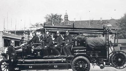 1915 waren die Männer ganz stolz ob des ersten Leiterwagens.