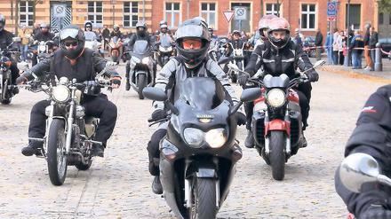 Eingerollt. Rund 1000 Motorradfahrer kamen am Sonntag zum Biker-Gottesdienst in die Potsdamer St. Peter und Paul-Kirche. Der Bassinplatz stand voll schwerer Maschinen. In der Kirche wurde der tödlich verunglückten Motorradfahrer gedacht.