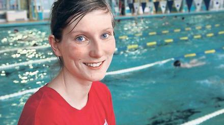 Proben für den Ersntfall. Christina Brandt trainiert im Schwimmbecken.