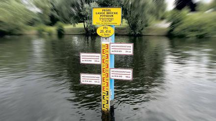 Nicht im roten Bereich. Der Pegel an der Langen Brücke zeigt, dass die Potsdamer Havel derzeit kein extremes Hochwasser führt.