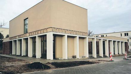 „Christus unsere Hoffnung.“ Die Freikirche der Siebenten-Tags-Adventisten errichtete für ihre Potsdamer Adventgemeinde an der Pappelallee ein neues Gemeindezentrum. Die Freie evangelische Gemeinde Potsdam wird das Kirchengebäude ebenfalls nutzen. Am 25. Januar wird das Haus offiziell eingeweiht.