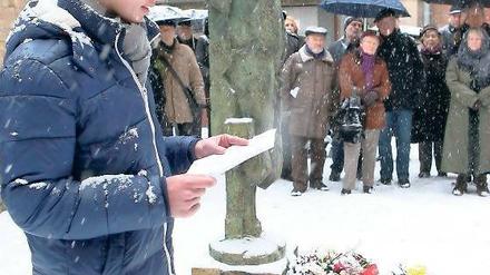 Erinnerung an Holocaust-Opfer. Im Hof der Gedenkstätte Lindenstraße trafen sich rund 50 Potsdamer zum Gedenken.