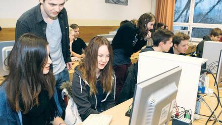 Hilfe von den Studenten: Die HPI-ler Hartmut Weisz und Judith Hartmann an der Lenné–Gesamtschule. 