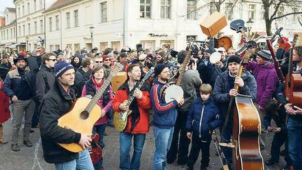 Ohne Dach. Für Potsdams Künstler und Musiker gibt es immer weniger Räume, in denen sie arbeiten und proben können. Am Samstag protestierten sie mit einem Flashmob. Künftig könnte man sie häufiger auf den Straßen sehen.