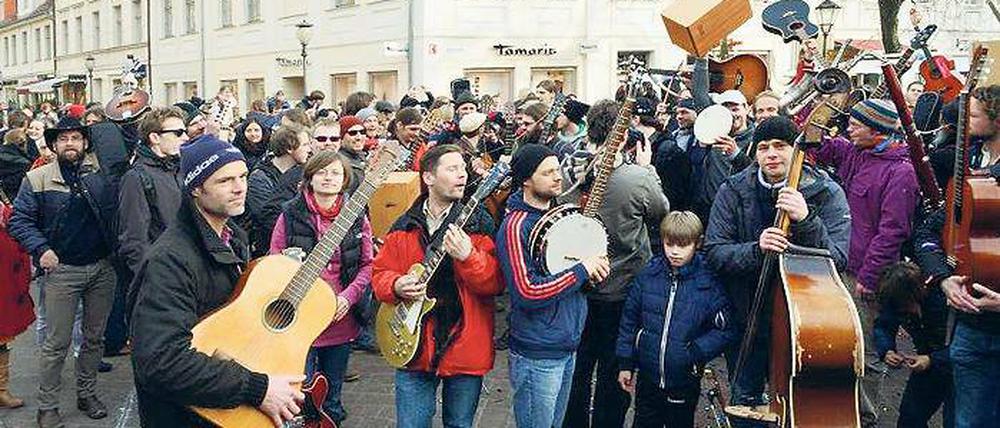 Ohne Dach. Für Potsdams Künstler und Musiker gibt es immer weniger Räume, in denen sie arbeiten und proben können. Am Samstag protestierten sie mit einem Flashmob. Künftig könnte man sie häufiger auf den Straßen sehen.