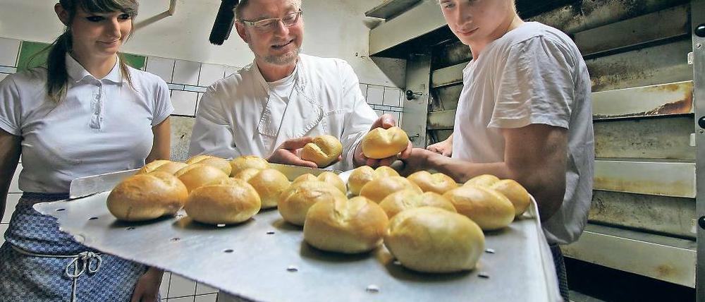 Täglich Brot. Eine Konditorin und einen Bäcker bildet Bäckerei-Braune-Chef Werner Gniosdorz derzeit aus. Wegen der nächtlichen Arbeitszeiten ist es schwer, Jugendliche zu finden.