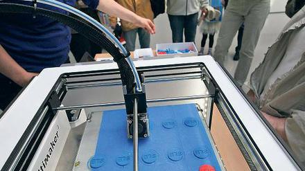 Neue Technik: Der 3D-Drucker in der Stadt- und Landesbibliothek.