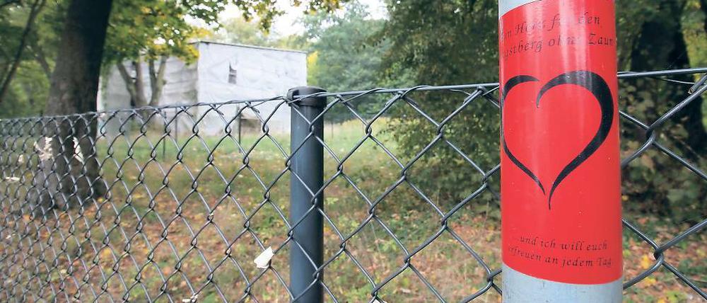 Der Zaun des Anstoßes: Seit einem Jahr ist der Welterbe-Park am Pfingstberg gesperrt. Im Hintergrund: Die Villa Schlieffen.