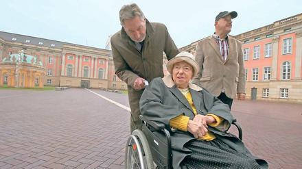 Eine spezielle Aufgabe für Oberbürgermeister Jann Jakobs: Er zeigte der 106-jährigen Ilse Nowak und ihrem Sohn Günter den Landtag.