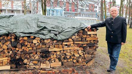 Seit 20 Jahren lagert Inselhotel-Geschäftsführer Burkhard Scholz das Holz für seine Kamine im hoteleigenen Garten. Nun soll der Stapel auf einmal illegal sein.