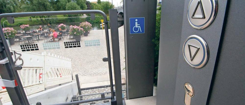 Kaum nutzbar. Der Fahrstuhl an der Alten Fahrt kann nur mit einem speziellen Schlüssel in Gang gesetzt werden, den zudem nicht jeder besitzt. Die Chefin des Landesbehindertenbeirates kritisiert jetzt die Stadtverwaltung.
