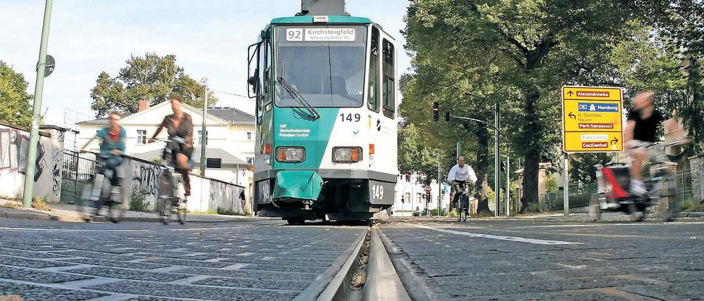 Unterwegs. Potsdams Trams und Busse sollen auch künftig unter der Regie des kommunalen Verkehrsbetriebs fahren. Der ist zwar defizitär, bietet aber auch sozial gestaffelte Fahrpreise an. In der wachsenden Stadt müssen in den kommenden Jahren mehr Fahrgäste befördert werden.