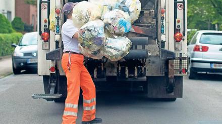 Teurer. Die Gebühren für die Müllabfuhr sollen steigen. Ein Grund: Die Potsdamer produzieren mehr Abfall als gedacht. Dadurch steigen die Kosten.