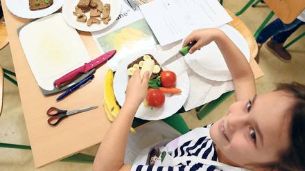 Schmeckt. Auch gesundes Essen kann Kinder durchaus überzeugen. Zum Tag der Schulverpflegung bereitet eine Schülerin der Potsdamer Eisenhart-Schule einen Snack vor. Gemüse wie Tomaten oder Möhren sollten schon dabei sein.