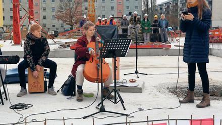 Musik auf der Baustelle. Für den Erweiterungsbau an der Gagarinstraße wurde am Dienstag der Grundstein gelegt – musikalisch untermalt von den Schülern Niklas Klemt, Ella Mathilde Waschke und Marlene Mieth.