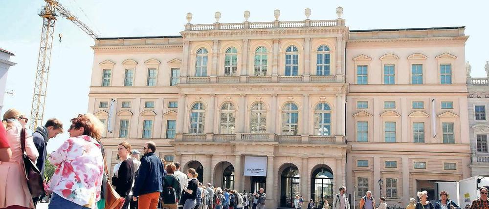 Warten auf Karten. In den letzten Tagen der Eröffnungsausstellung gibt es am Museum Barberini wieder lange Schlangen. Die Online-Tickets sind bereits seit Tagen ausverkauft. Wer die Schau, die am morgigen Sonntag zum letzten Mal geöffnet hat, noch sehen möchte, muss sich früh anstellen.