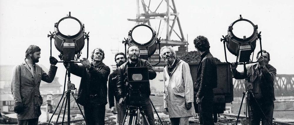 Roland Gräf studierte Kamera an der damaligen Hochschule für Filmkunst der DDR in Babelsberg. 1975 wechselte er endgültig ins Regiefach.