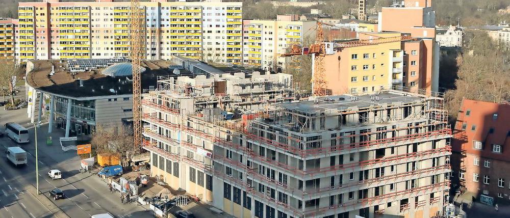 Hochhaus zwischen Hochhäusern. Die Wohnungen in dem Neubau an der Breiten Straße sollen ab Juni 2018 bezugsfertig sein. Die AOC investiert 16,5 Millionen Euro. Das Haus ist bereits im Mai an den Spezialfonds der HPG Capital verkauft worden.