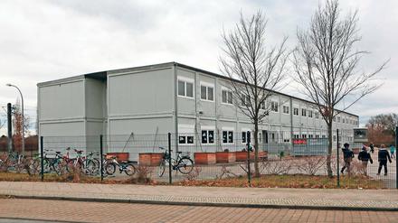 An der Esplanade am Bornstedter Feld steht diese provisorische Schule in Container-Bauweise.