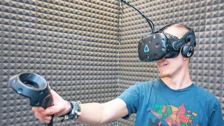 Alles nur gerechnet. Potsdams erste Virtual Reality Lounge befindet sich in einer Videothek in Babelsberg. Allein oder mit Freunden kann man dort mit Helm und Brille in virtuelle Realitäten abtauchen. Es gibt drei Kabinen, sie haben zur Sicherheit gepolsterte Wände.