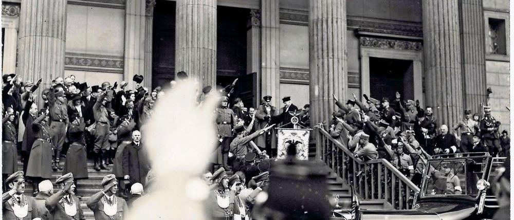 Begeisterte Massen. Fotos wie dieses, das Reichspräsident Hindenburg und Pfarrer Lahr auf der Treppe der Nikolaikirche vor den mit Hitlergruß jubelnden Massen zeigt, zählen zu den unbekannteren Bildern vom „Tag von Potsdam“. Hitler fehlte zu diesem Zeitpunkt noch. Dass die Nazis am 21. März 1933 gezielt den Schulterschluss mit den preußischen Eliten inszenierten, hält der Historiker Martin Sabrow für widerlegt. Vielmehr hätten sie die Ereignisse nachträglich umgedeutet.