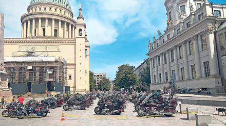 Parken mit Aussicht. Dutzende Motorräder haben die Mitglieder der Gold Wing Freunde Potsdam während einer Schifffahrt am Samstag auf dem Markt geparkt.