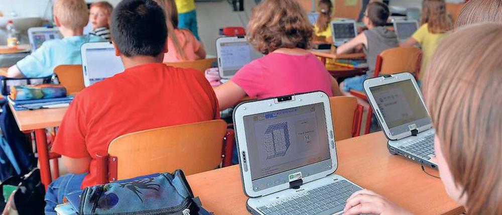 IT-Probleme. Nur drei Computerexperten sind im Potsdamer Rathaus für die rund 45 kommunalen Schulen zuständig. Das führt zu Problemen. 