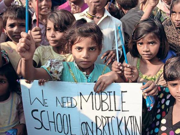 In Pakistan sollen mobile Schulen finanziert werden.