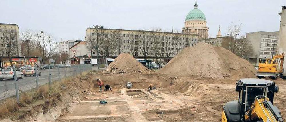 Auf der Brache neben der Hauptpost in Potsdam legen Archäologen die Fundamente der zerstörten barocken Bebauung frei. 