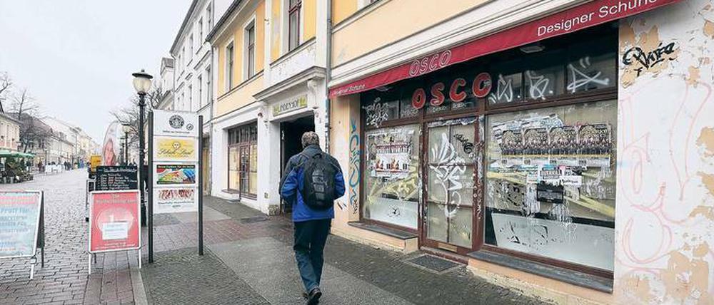 Kein Einzelfall. Mindestens ein Dutzend Geschäfte in der Innenstadt stehen leer, wie dieser Laden in der Brandenburger Straße.