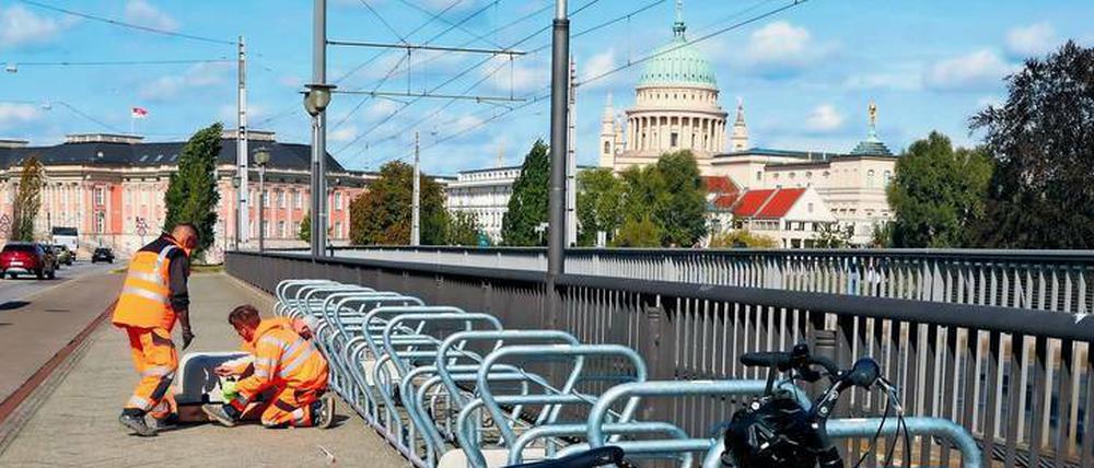 Auf der Langen Brücke wurden am Dienstag neue Fahrradständer in Betrieb genommen.