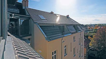 Die Solarzellen sind kaum als solche erkennbar, da sie die Form von Dachziegeln haben. Daher hat der Denkmalschutz dem zugestimmt.
